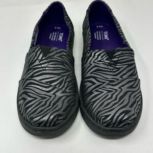 TOMS Shoes Youth Girls Sz 5.5 Slip on Black Silver Zebra Alpargata Flats Y5